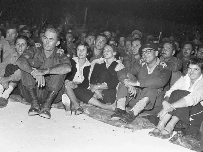 מימין בשורה ראשונה אלוף חיים לסקוב, שני מימין בשורה ראשונה מח"ט גולני אל"מ בנימין גיבלי, בשורה השניה שני מימין דוד אלעזר ומשמאלו חיים בר לב. מסיבה בחטיבת גולני. 17 בדצמבר 1956 (ארכיון צה"ל ומערכת הבטחון, צלמי במחנה , מערכת במחנה) מימין בשורה ראשונה אלוף חיים לסקוב, שני מימין בשורה ראשונה מח"ט גולני אל"מ בנימין גיבלי, בשורה השניה שני מימין דוד אלעזר ומשמאלו חיים בר לב. מסיבה בחטיבת גולני. 17 בדצמבר 1956 (ארכיון צה"ל ומערכת הבטחון, צלמי במחנה , מערכת במחנה)