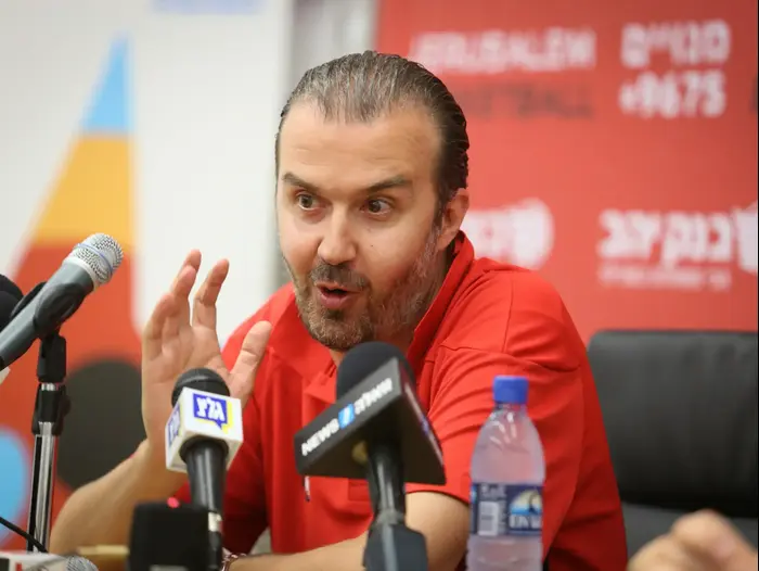 מאמן הפועל ירושלים סימונה פיאניג'אני (נועם מושקוביץ) מאמן הפועל ירושלים סימונה פיאניג'אני (נועם מושקוביץ)