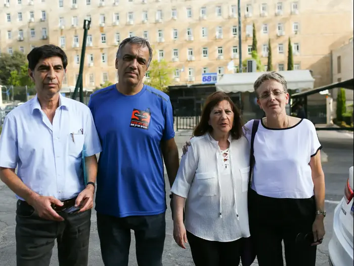 משפחות אורון שאול והדר גולדין לאחר פגישתם עם ראש הממשלה בנימין נתניהו, לשכת רה"מ. יוני 2016 (נועם מושקוביץ) משפחות אורון שאול והדר גולדין לאחר פגישתם עם ראש הממשלה בנימין נתניהו, לשכת רה"מ. יוני 2016 (נועם מושקוביץ)