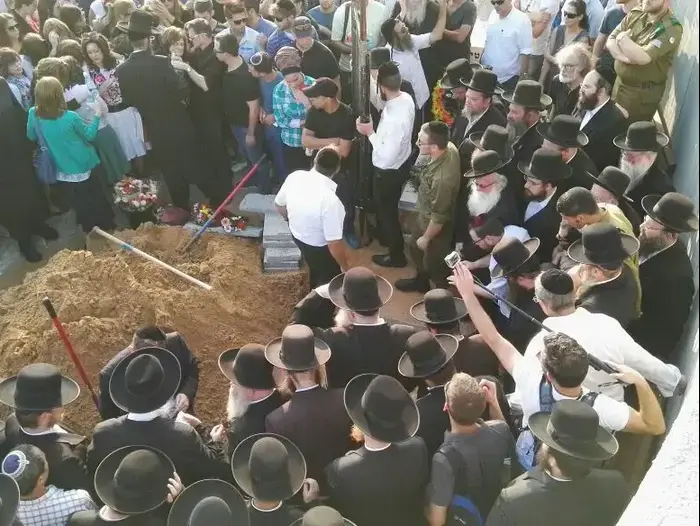 הלוויתה של אסתי ויינשטיין, יוצאת בשאלה שהתאבדה, בית העלמין ירקון, פתח תקווה. יוני 2016 (מערכת וואלה! NEWS , אור רביד, באמצעות סמארטפון של וואווי Huawei) הלוויתה של אסתי ויינשטיין, יוצאת בשאלה שהתאבדה, בית העלמין ירקון, פתח תקווה. יוני 2016 (מערכת וואלה! NEWS , אור רביד, באמצעות סמארטפון של וואווי Huawei)