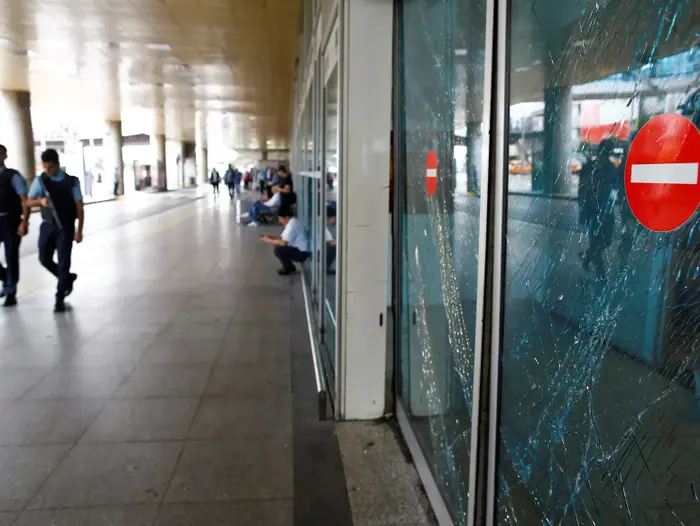 נמל התעופה אטאטורק באיסטנבול בבוקר שאחרי פיגוע התאבדות, 29 ביוני 2016 (רויטרס) נמל התעופה אטאטורק באיסטנבול בבוקר שאחרי פיגוע התאבדות, 29 ביוני 2016 (רויטרס)