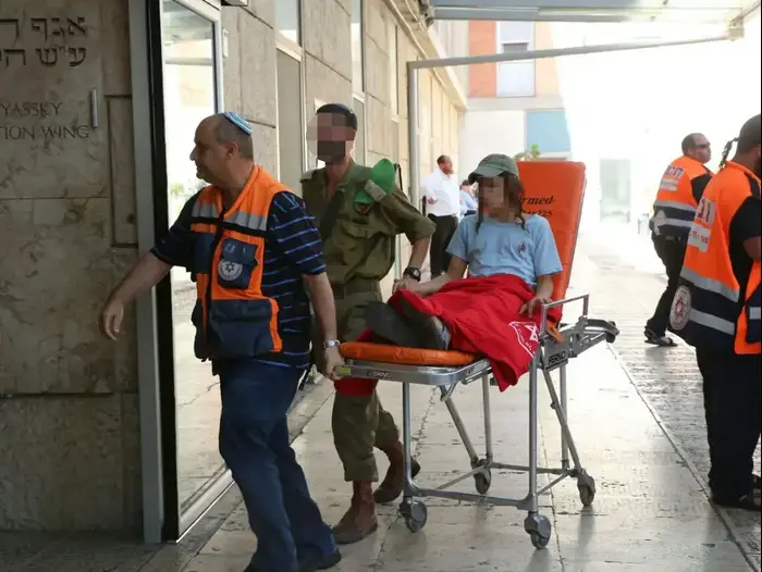 אחד הנפגעים בפיגוע הירי שאירע בדרום הר חברון, בכביש 60 בין עתניאל לבית חגי, יולי 2016 (תצפית TPS , הלל מאיר) אחד הנפגעים בפיגוע הירי שאירע בדרום הר חברון, בכביש 60 בין עתניאל לבית חגי, יולי 2016 (תצפית TPS , הלל מאיר)