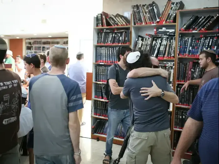 ישיבת עתניאל נשיאת הספדים לפני הלוויתו של מיכאל מרק נרצח בפיגוע בכביש 60 (נועם מושקוביץ) ישיבת עתניאל נשיאת הספדים לפני הלוויתו של מיכאל מרק נרצח בפיגוע בכביש 60 (נועם מושקוביץ)