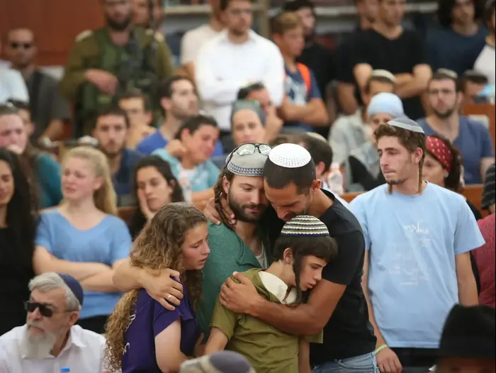 משפחתו של מיכאל מרק נהרג בפיגוע בכביש 60 - בישיבת ההסדר בעתניאל שם ספדו לו טרם היציאה למסע הלווייתו (נועם מושקוביץ) משפחתו של מיכאל מרק נהרג בפיגוע בכביש 60 - בישיבת ההסדר בעתניאל שם ספדו לו טרם היציאה למסע הלווייתו (נועם מושקוביץ)
