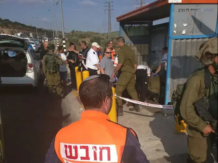 זירת ניסיון פיגוע דקירה בצומת גיתי אבישר, 5 ביולי 2016 (ספק 500 , דוברות מועצת שומרון) זירת ניסיון פיגוע דקירה בצומת גיתי אבישר, 5 ביולי 2016 (ספק 500 , דוברות מועצת שומרון)