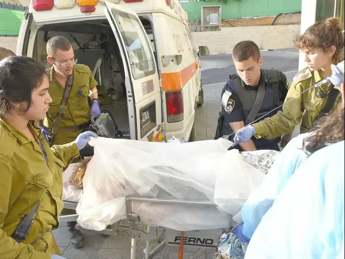 המחבלת הפצועה מניסיון הדקירה בצומת גיתי אבישר ליד אריאל 5 יולי 2016 (ראובן קסטרו) המחבלת הפצועה מניסיון הדקירה בצומת גיתי אבישר ליד אריאל 5 יולי 2016 (ראובן קסטרו)