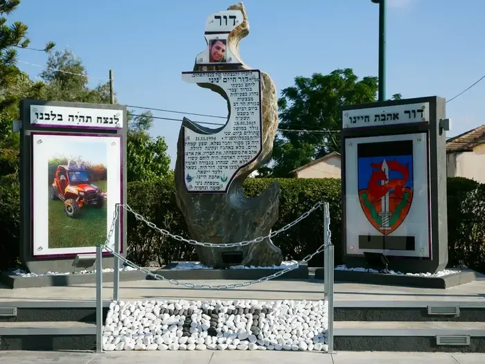 אנדרטה לזכרו של סמ"ר דוד חיים ניני ז"ל. שתולים יולי 2016 (לירון מולדובן ) אנדרטה לזכרו של סמ"ר דוד חיים ניני ז"ל. שתולים יולי 2016 (לירון מולדובן )