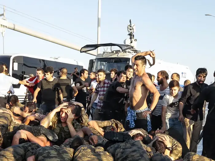 אזרחי טורקיה מכים את חיילי צבא טורקיה, איסטנבול. טורקיה 16 ביולי 2016 (GettyImages) אזרחי טורקיה מכים את חיילי צבא טורקיה, איסטנבול. טורקיה 16 ביולי 2016 (GettyImages)