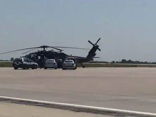 מסוק צבא טורקיה נחת ביוון ועליו חיילים ואזרח שביקשו מקלט מדיני 16 יולי 2016 (צילום מסך) מסוק צבא טורקיה נחת ביוון ועליו חיילים ואזרח שביקשו מקלט מדיני 16 יולי 2016 (צילום מסך)