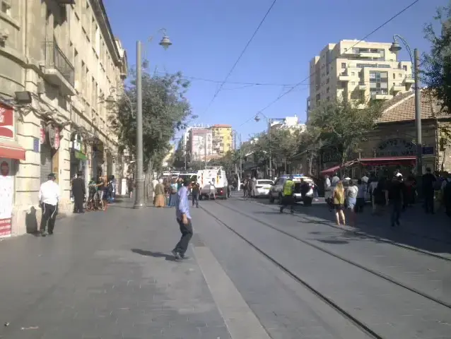 נושא: פלסטיני נעצר בכניסה לרכבת הקלה ברחוב קינג ג'ורג' במרכז ירושלים בחשד שהחזיק מטען חבלה בתיקו. 17 ביולי 2016 (תצפית TPS) נושא: פלסטיני נעצר בכניסה לרכבת הקלה ברחוב קינג ג'ורג' במרכז ירושלים בחשד שהחזיק מטען חבלה בתיקו. 17 ביולי 2016 (תצפית TPS)