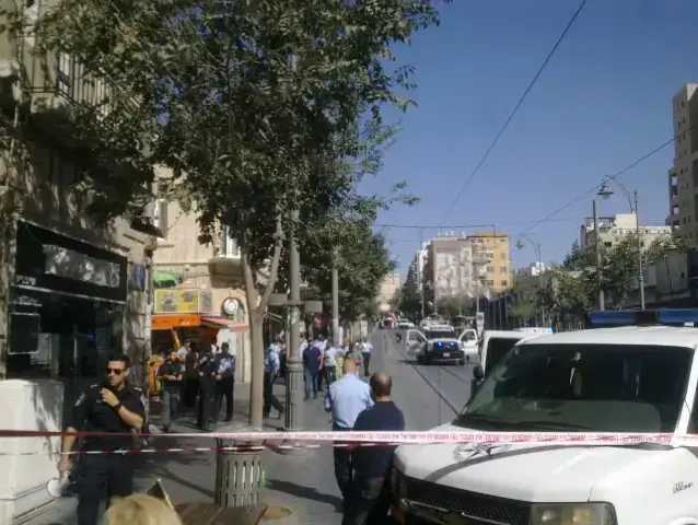 נושא: פלסטיני נעצר בכניסה לרכבת הקלה ברחוב קינג ג'ורג' במרכז ירושלים בחשד שהחזיק מטען חבלה בתיקו. 17 ביולי 2016 (תצפית TPS) נושא: פלסטיני נעצר בכניסה לרכבת הקלה ברחוב קינג ג'ורג' במרכז ירושלים בחשד שהחזיק מטען חבלה בתיקו. 17 ביולי 2016 (תצפית TPS)
