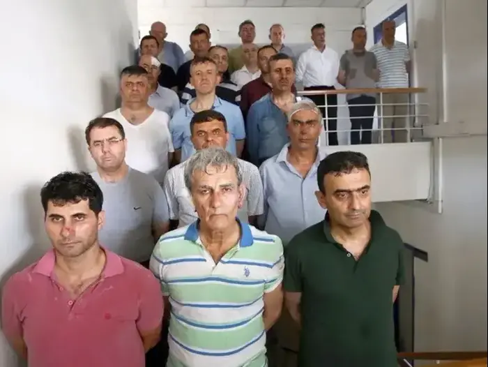 מפקד חיל האוויר לשעבר בצבא טורקיה (באמצע) וקצינים נוספים שהיו מעורבים בניסיון הפיכה, 17 ביולי 2016 (צילום מסך , טוויטר) מפקד חיל האוויר לשעבר בצבא טורקיה (באמצע) וקצינים נוספים שהיו מעורבים בניסיון הפיכה, 17 ביולי 2016 (צילום מסך , טוויטר)
