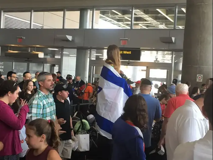218 עולים חדשים המגיעים עם ארגון נפש בנפש לישראל - ממריאים בשדה תעופה JFK ניו יורק (ספק 500 , שחר עזר) 218 עולים חדשים המגיעים עם ארגון נפש בנפש לישראל - ממריאים בשדה תעופה JFK ניו יורק (ספק 500 , שחר עזר)