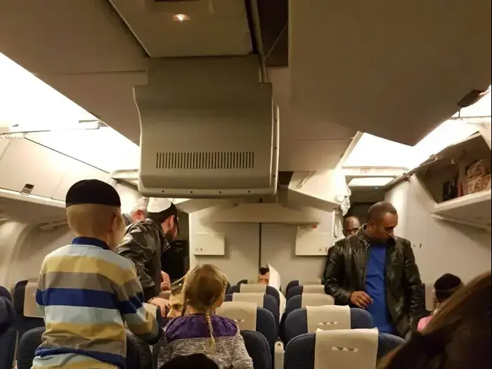 הרב אליעזר ברלנד על טיסתו בחזרה מדרום אפריקה. 18 ביולי 2016 (מערכת וואלה! NEWS) הרב אליעזר ברלנד על טיסתו בחזרה מדרום אפריקה. 18 ביולי 2016 (מערכת וואלה! NEWS)