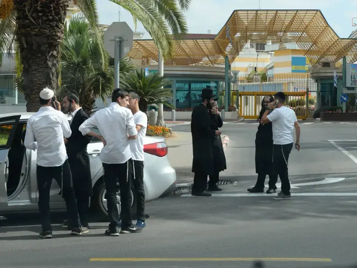 חסידי ברסלב ממתינים לרב בלרנד בנתב"ג (ראובן קסטרו) חסידי ברסלב ממתינים לרב בלרנד בנתב"ג (ראובן קסטרו)
