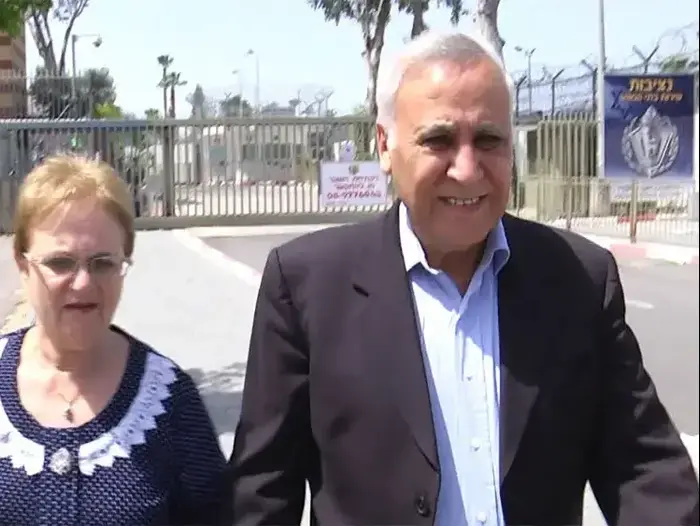 חג בבית הנשיא לשעבר והאנס משה קצב שוחרר לחופשת פסח בביתו (ניב אהרונסון) חג בבית הנשיא לשעבר והאנס משה קצב שוחרר לחופשת פסח בביתו (ניב אהרונסון)