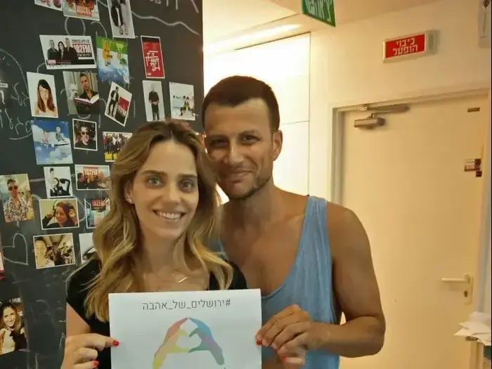 אסי עזר ורותם סלע בקמפיין הבית הפתוח בירושלים לקראת מצעד הגאווה 21.7.16 (יח"צ , באדיבות הבית הפתוח לגאווה וסובלנות בירושלים) אסי עזר ורותם סלע בקמפיין הבית הפתוח בירושלים לקראת מצעד הגאווה 21.7.16 (יח"צ , באדיבות הבית הפתוח לגאווה וסובלנות בירושלים)