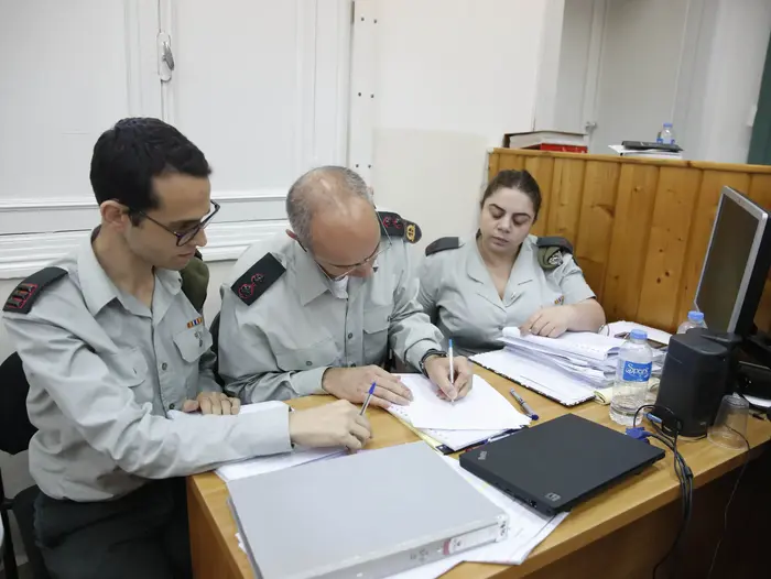 נציגי התביעה הצבאית משפטו של אלאור אזריה (מגד גוזני) נציגי התביעה הצבאית משפטו של אלאור אזריה (מגד גוזני)