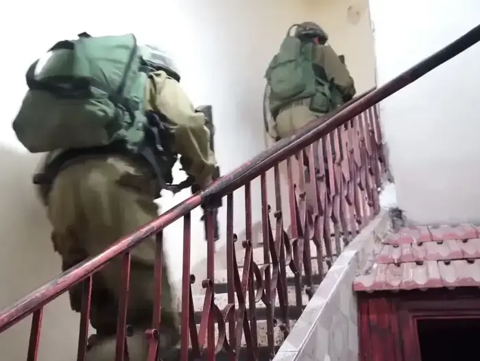 חיילי צה"ל פושטים על כפר סוריף ועוצרים את חברי החוליה שרצחה את מיכאל מרק, 27 ביולי 2016 (דובר צה"ל) חיילי צה"ל פושטים על כפר סוריף ועוצרים את חברי החוליה שרצחה את מיכאל מרק, 27 ביולי 2016 (דובר צה"ל)