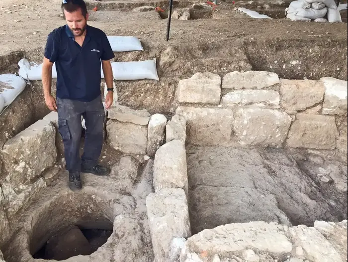 מפעל עתיק לייצור קנקנים בשלומי (מערכת וואלה! NEWS , רועי לירן, רשות העתיקות) מפעל עתיק לייצור קנקנים בשלומי (מערכת וואלה! NEWS , רועי לירן, רשות העתיקות)