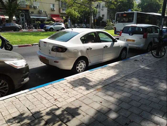חניה בכחול לבן בתל אביב (ניר בן טובים , ניר בן-טובים) חניה בכחול לבן בתל אביב (ניר בן טובים , ניר בן-טובים)