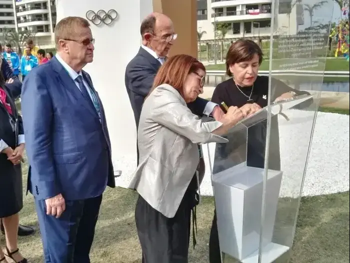 תומאס באך נשיא הוועד האולימפי הבינלאומי עם שתיים מאלמנות י"א חללי מינכן אילנה רומנו (מימין), אנקה שפיצר (פז חסדאי) תומאס באך נשיא הוועד האולימפי הבינלאומי עם שתיים מאלמנות י"א חללי מינכן אילנה רומנו (מימין), אנקה שפיצר (פז חסדאי)