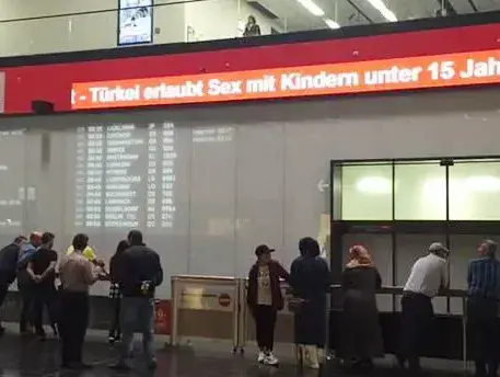 שלט נגד טורקיה שפורסם בשדה התעופה בווינה, אוסטריה, אוגוסט 2016 (צילום מסך , טוויטר) שלט נגד טורקיה שפורסם בשדה התעופה בווינה, אוסטריה, אוגוסט 2016 (צילום מסך , טוויטר)