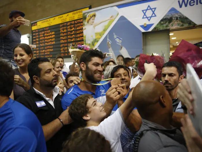 הג'ודוקא אורי ששון, ירדן ג'רבי בנמל התעופה בבן גוריון (מגד גוזני) הג'ודוקא אורי ששון, ירדן ג'רבי בנמל התעופה בבן גוריון (מגד גוזני)