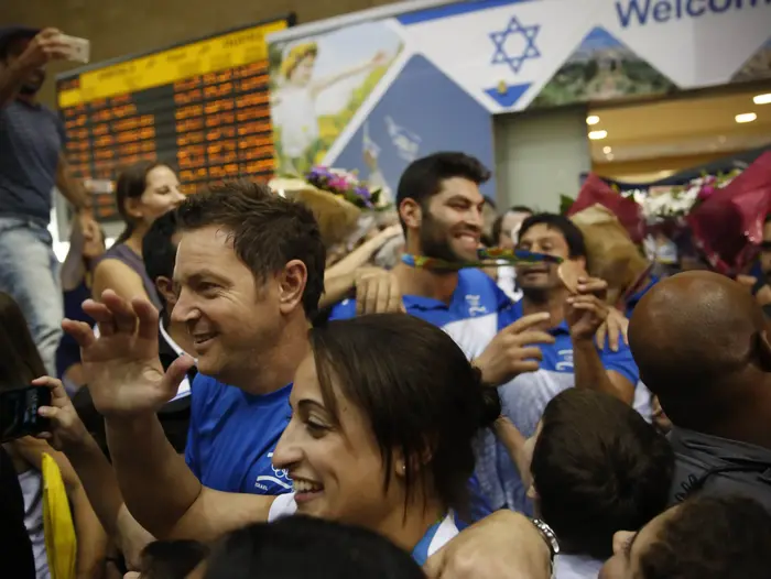 הג'ודוקא, אורי ששון, ירדן ג'רבי בנמל התעופה בן גוריון יחד עם המאמנים שני הרשקו, אורן סמדג'ה (מגד גוזני) הג'ודוקא, אורי ששון, ירדן ג'רבי בנמל התעופה בן גוריון יחד עם המאמנים שני הרשקו, אורן סמדג'ה (מגד גוזני)
