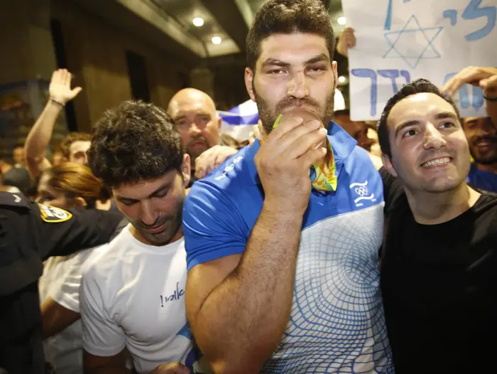 הג'ודוקא אורי ששון עם המדליה בשדה התעופה (מגד גוזני) הג'ודוקא אורי ששון עם המדליה בשדה התעופה (מגד גוזני)