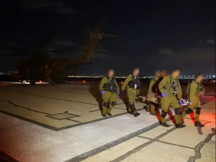 פינוי פצועים מתאונת דרכים בצפון הגולן. בית חולים רמב"ם. 16 באוגוסט 2016 (ערן גילווארג) פינוי פצועים מתאונת דרכים בצפון הגולן. בית חולים רמב"ם. 16 באוגוסט 2016 (ערן גילווארג)