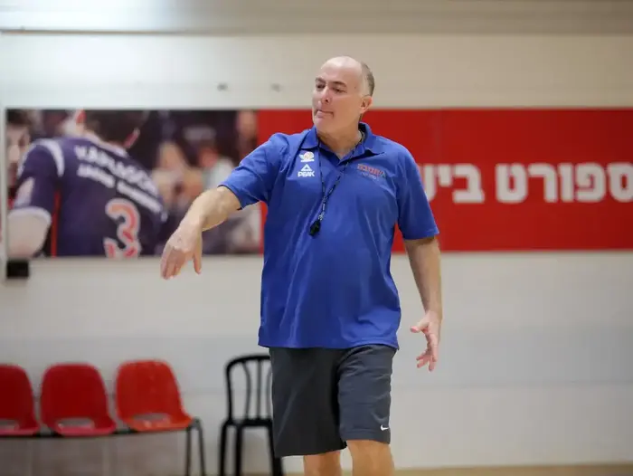 מאמן נבחרת ישראל ארז אדלשטיין (יוסי ציפקיס)
