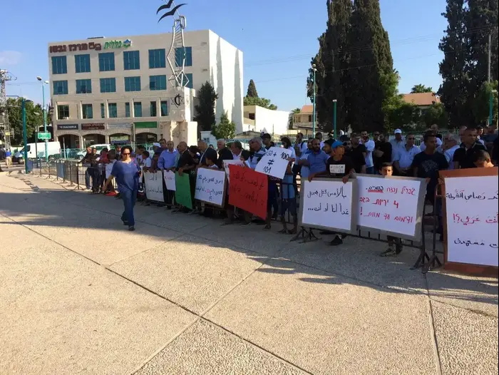הפגנת משפחת ג'רושי נגד השוטר שירה בבן משפחה, מול בניין העירייה, רמלה. 17 באוגוסט 2016 (מאצ'י הוף ) הפגנת משפחת ג'רושי נגד השוטר שירה בבן משפחה, מול בניין העירייה, רמלה. 17 באוגוסט 2016 (מאצ'י הוף )