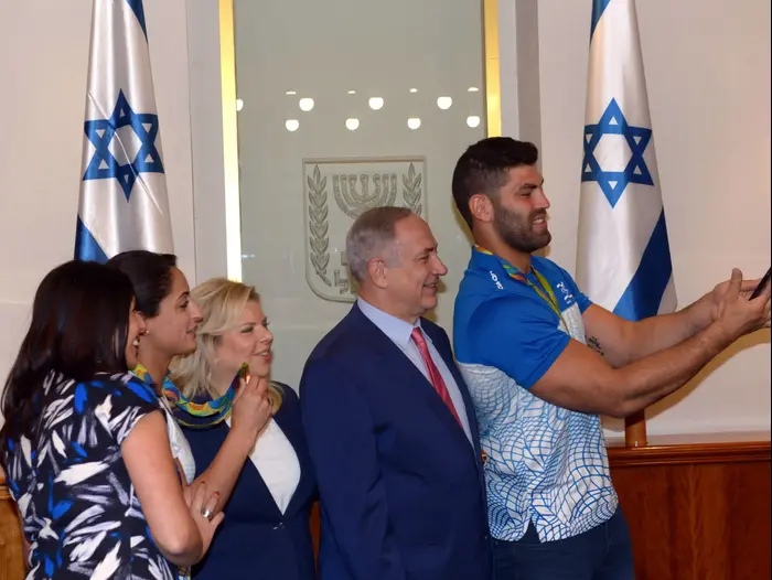 ביבי נתניהו עם אורי ששון (לשכת העיתונות הממשלתית , עמוס בן גרשום) ביבי נתניהו עם אורי ששון (לשכת העיתונות הממשלתית , עמוס בן גרשום)
