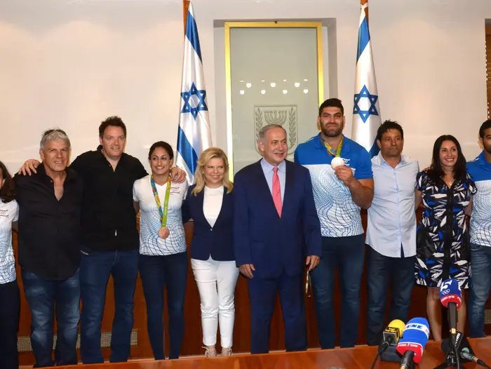 ביבי נתניהו עם משלחת הג'ודו (לשכת העיתונות הממשלתית , עמוס בן גרשום) ביבי נתניהו עם משלחת הג'ודו (לשכת העיתונות הממשלתית , עמוס בן גרשום)