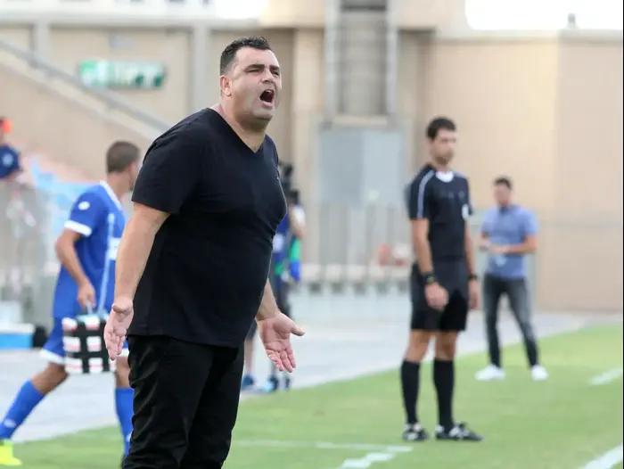 מאמן הפועל ניר רמת השרון מנחם קורצקי (אדריאן הרבשטיין)