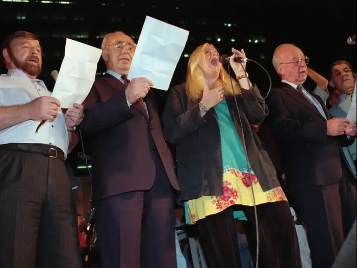 יצחק רבין בעצרת השמאל, תל אביב. נובמבר 1995 (AP) יצחק רבין בעצרת השמאל, תל אביב. נובמבר 1995 (AP)