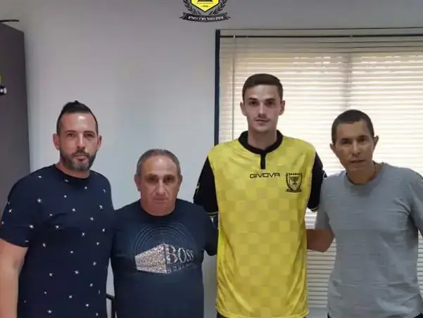 אריק סאבו במעמד החתימה בית"ר ירושלים (אתר רשמי) אריק סאבו במעמד החתימה בית"ר ירושלים (אתר רשמי)