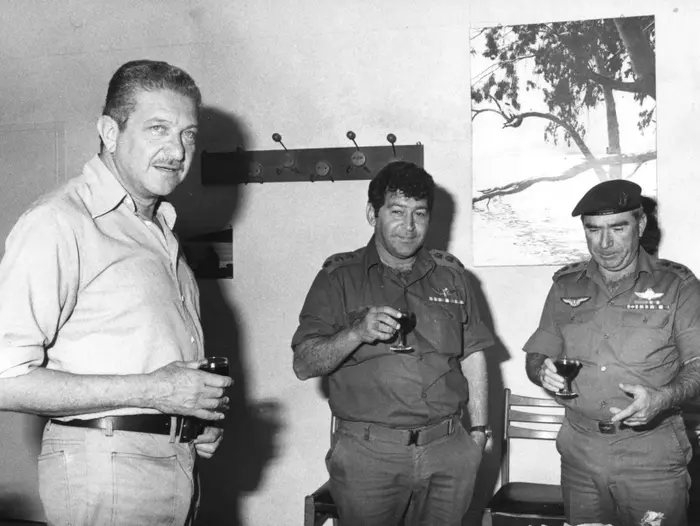 הענקת דרגות לאל"מ בנימין(פואד) בן אליעזר כאשר היה מפקד יהודה ושומרון מימין לשמאל: רב אלוף רפאל איתן(רפול), אל"מ בנימין בן אליעזר(פואד) ושר הביטחון עזר ויצמן 05.05.1978 (ארכיון צה"ל ומערכת הבטחון, צלמי במחנה , דובר צה"ל) הענקת דרגות לאל"מ בנימין(פואד) בן אליעזר כאשר היה מפקד יהודה ושומרון מימין לשמאל: רב אלוף רפאל איתן(רפול), אל"מ בנימין בן אליעזר(פואד) ושר הביטחון עזר ויצמן 05.05.1978 (ארכיון צה"ל ומערכת הבטחון, צלמי במחנה , דובר צה"ל)