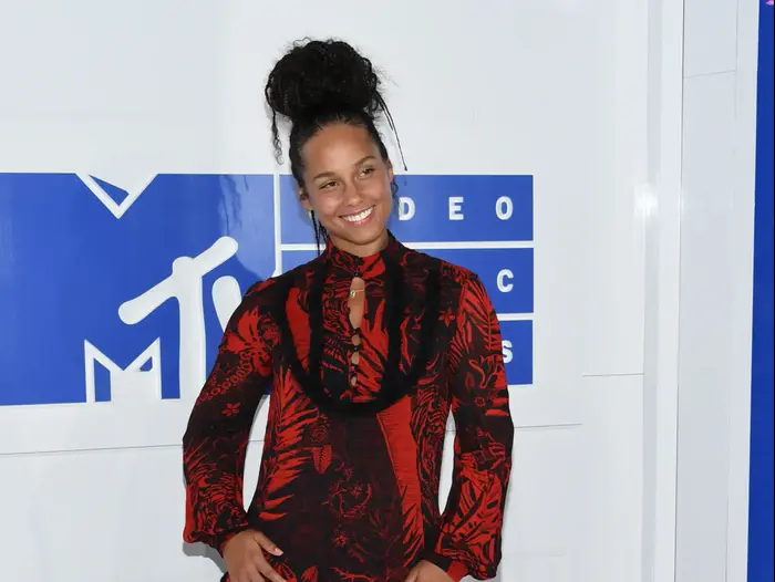 אלישיה קיז לובשת ג'אסט קוואלי בטקס פרסי ה- VMAs, ניו יורק, 28 אוגוסט 2016 (AP) אלישיה קיז לובשת ג'אסט קוואלי בטקס פרסי ה- VMAs, ניו יורק, 28 אוגוסט 2016 (AP)