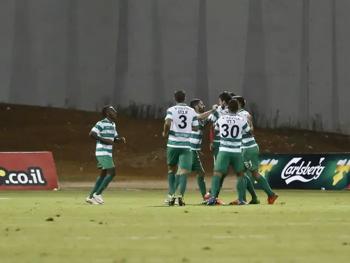 שחקני הפועל כפר סבא חוגגים עם אלי אלבז (מגד גוזני) שחקני הפועל כפר סבא חוגגים עם אלי אלבז (מגד גוזני)
