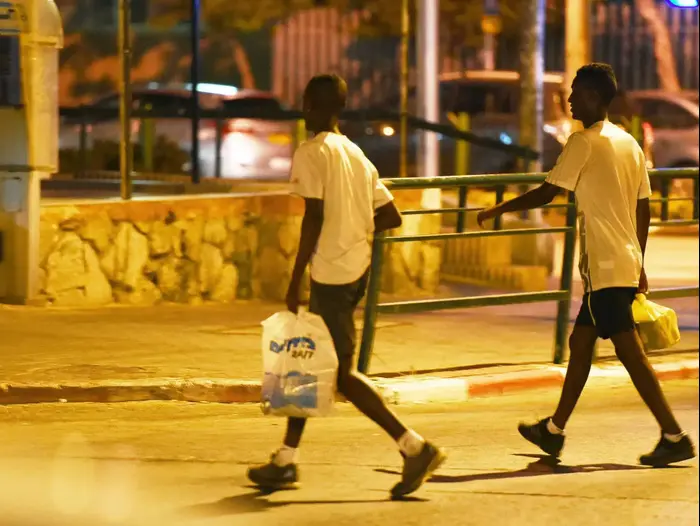 יוצאי אתיופיה בשכונת רמת אליהו שבראשון לציון, אוגוסט 2016 (ראובן קסטרו) יוצאי אתיופיה בשכונת רמת אליהו שבראשון לציון, אוגוסט 2016 (ראובן קסטרו)