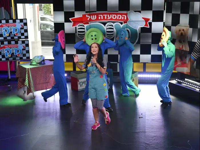 מיקי מוכתר בהופעה באולפן השקוף (ראובן קסטרו) מיקי מוכתר בהופעה באולפן השקוף (ראובן קסטרו)