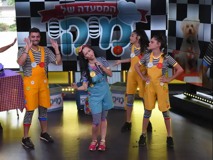 מיקי מוכתר בהופעה באולפן השקוף (ראובן קסטרו) מיקי מוכתר בהופעה באולפן השקוף (ראובן קסטרו)