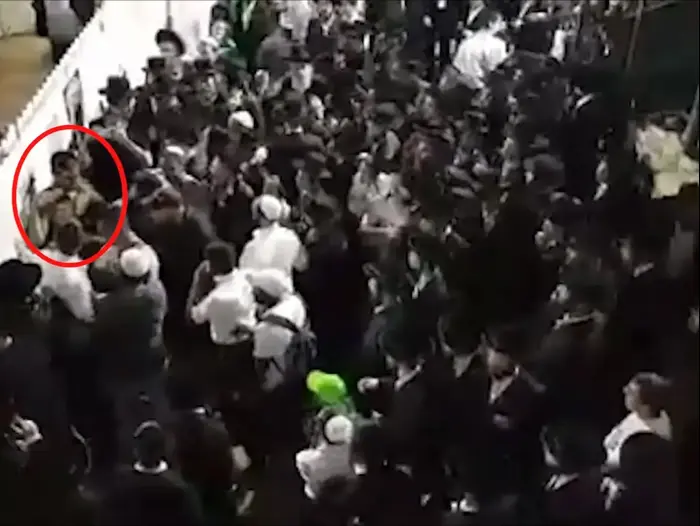 חייל הותקף במירון עשרות חרדים התגודדו סביב חייל בקבר שמעון בר יוחאי שבמירון (מערכת וואלה! NEWS) חייל הותקף במירון עשרות חרדים התגודדו סביב חייל בקבר שמעון בר יוחאי שבמירון (מערכת וואלה! NEWS)