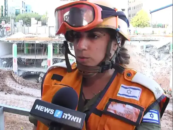 רב סרן ענבר מפיקוד העורף, הפועלת בזירת קריסת החניון ברמת החייל שבתל אביב, 6 בספטמבר 2016 (ניב אהרונסון) רב סרן ענבר מפיקוד העורף, הפועלת בזירת קריסת החניון ברמת החייל שבתל אביב, 6 בספטמבר 2016 (ניב אהרונסון)