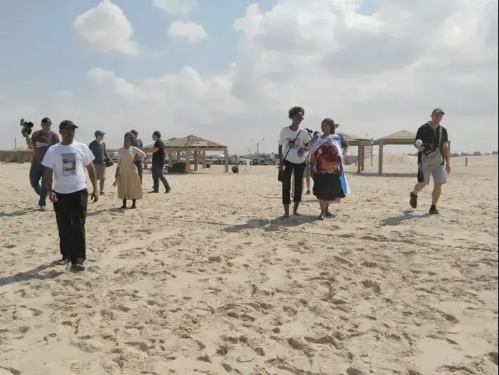 משפחת מנגיסטו צועדת לנקודה בה נראה לאחרונה אברה מנגיסטו, על גבול הרצועה (בני בן סימון ) משפחת מנגיסטו צועדת לנקודה בה נראה לאחרונה אברה מנגיסטו, על גבול הרצועה (בני בן סימון )