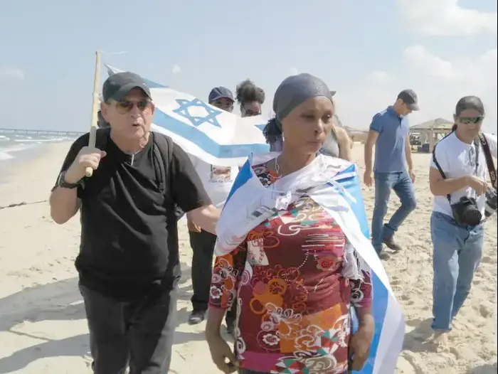 משפחת מנגיסטו צועדת לנקודה בה נראה לאחרונה אברה מנגיסטו, על גבול הרצועה (בני בן סימון ) משפחת מנגיסטו צועדת לנקודה בה נראה לאחרונה אברה מנגיסטו, על גבול הרצועה (בני בן סימון )