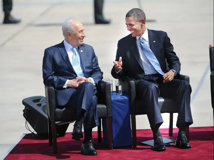 שמעון פרס מקבל את פניו של נשיא ארה"ב ברק אובמה, נתב"ג מרץ 2013 (ראובן קסטרו) שמעון פרס מקבל את פניו של נשיא ארה"ב ברק אובמה, נתב"ג מרץ 2013 (ראובן קסטרו)