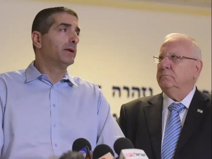 נשיא המדינה ראובן ריבלין מבקר את שמעון פרס בבית החולים שיבא בתל השומר (ניב אהרונסון) נשיא המדינה ראובן ריבלין מבקר את שמעון פרס בבית החולים שיבא בתל השומר (ניב אהרונסון)